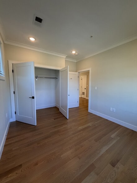 Building Photo - 104 Warren St