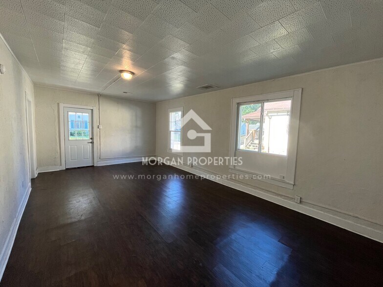 Building Photo - 1418 W 5th St