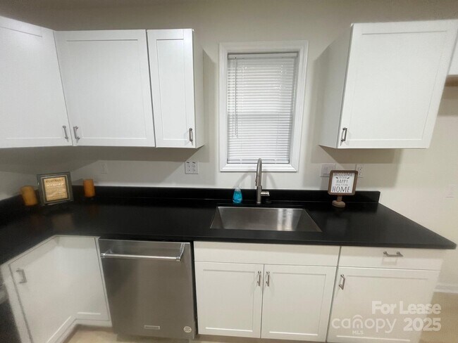 Building Photo - 39 White St