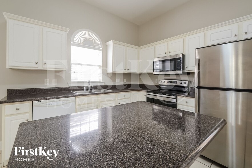 Building Photo - 4587 Clubview Dr