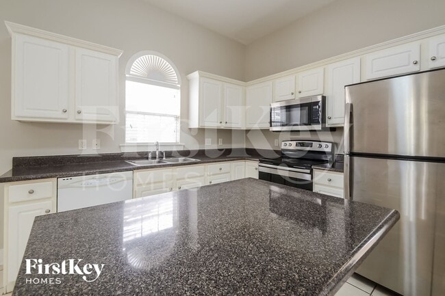 Building Photo - 4587 Clubview Dr