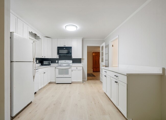 Building Photo - Chapel Hill Ranch Lakeshore community