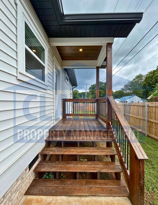 Building Photo - Three bedroom single level home!