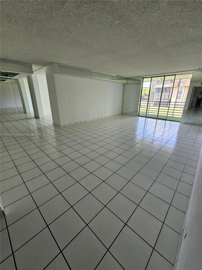 Building Photo - 447 NE 195th St
