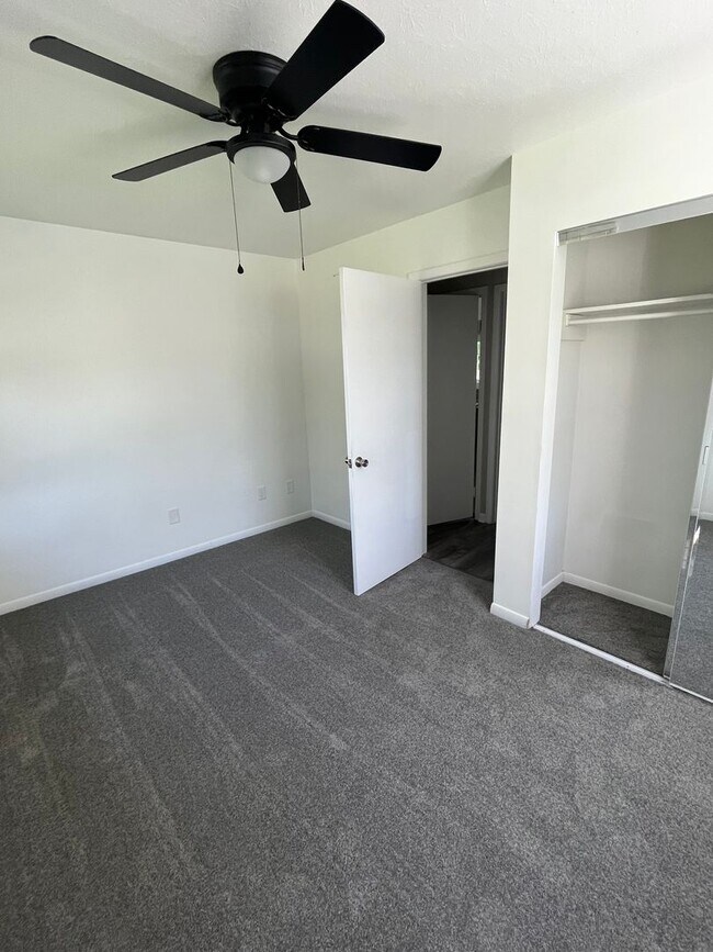 Building Photo - 2-Bedroom Remodeled Unit across from Lake Erie