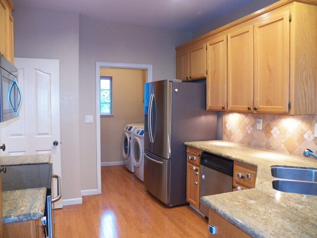 Building Photo - Spacious North San Jose Townhouse - Available Now!