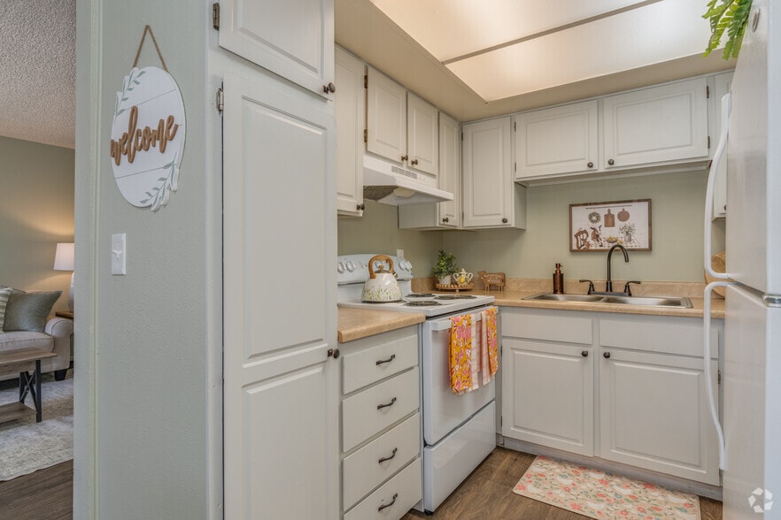 2BR, 1BA - 760SF - Kitchen - Country Aire