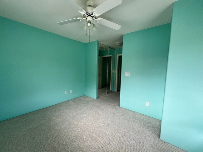 Building Photo - 2 Bedroom 2 bath unfurnished top floor condo