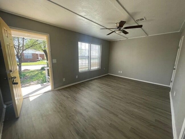Building Photo - ADORABLE 2 BEDROOM DUPLEX FOR LEASE