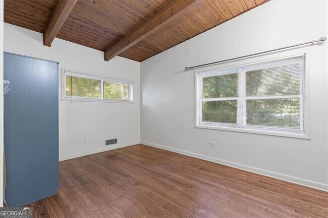 Building Photo - 2627 Woodacres Rd NE