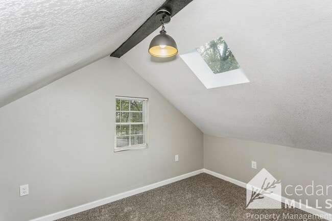 Building Photo - Centrally Located 3 Bedroom