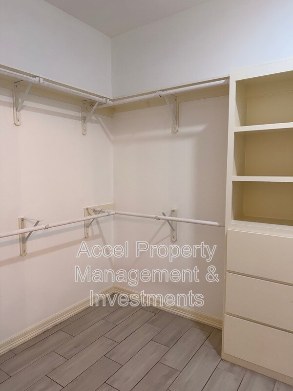 Building Photo - 418 Gonzalez Dr