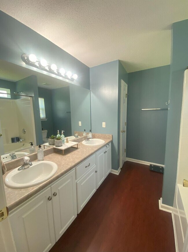 Building Photo - Beautiful 3 Bedroom Home with Fireplace & Private Backyard in Pooler