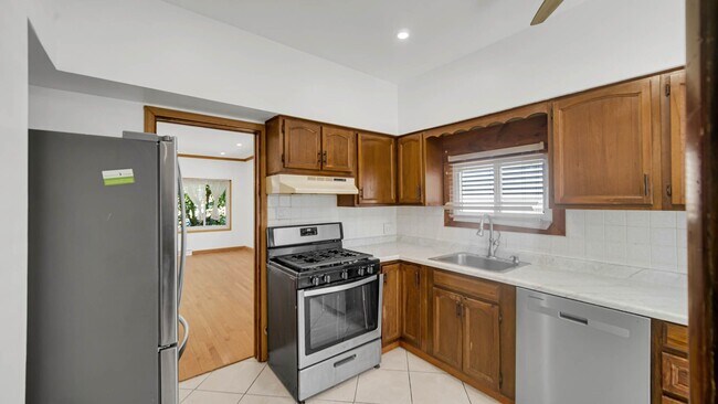 Building Photo - 2 Bedroom 1.5 Bathroom House for Rent!