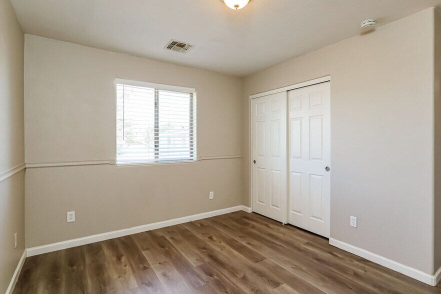 Building Photo - 2550 W Gaby Rd