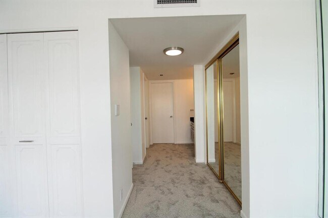 Building Photo - 3900 Galt Ocean Dr