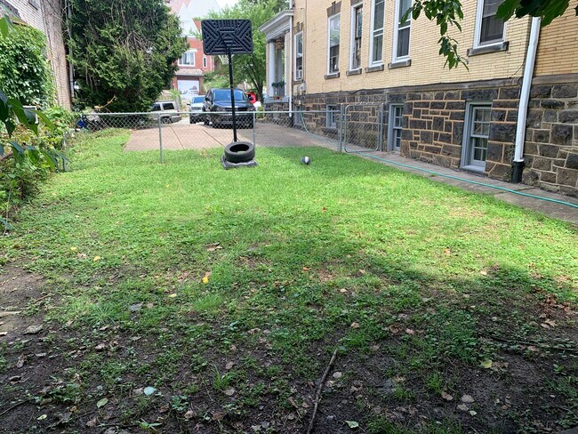 Building Photo - 418 Edgemont St