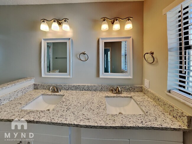 Building Photo - 11136 Mercedes St