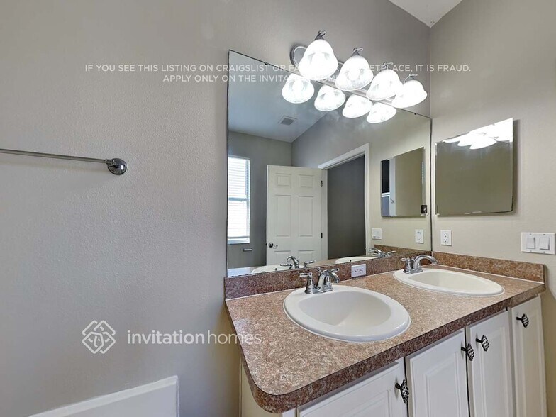 Building Photo - 516 Silverdale Ave