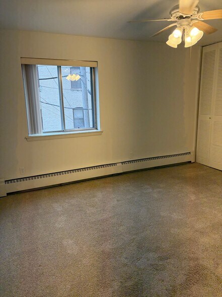 Building Photo - 2400 E Bradford Ave