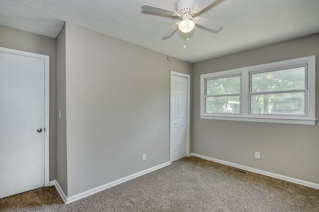 Building Photo - 545 Riverview Ave