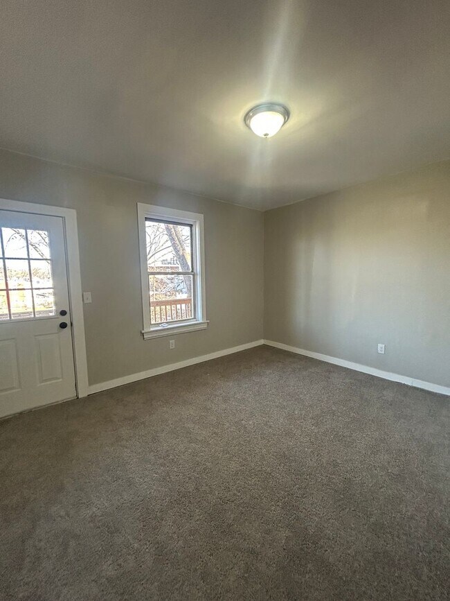 Building Photo - 320 Maclay St