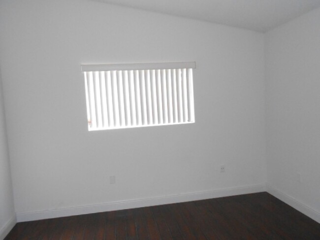 Building Photo - 2B/2B