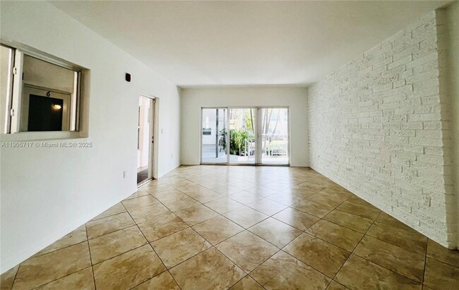 Building Photo - 946 Bay Dr