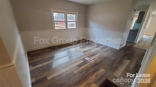 Building Photo - 136 Mt Mourne Loop