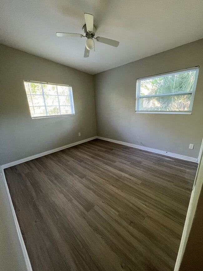 Building Photo - Spacious 3 bedroom 1 bathroom home with ni...