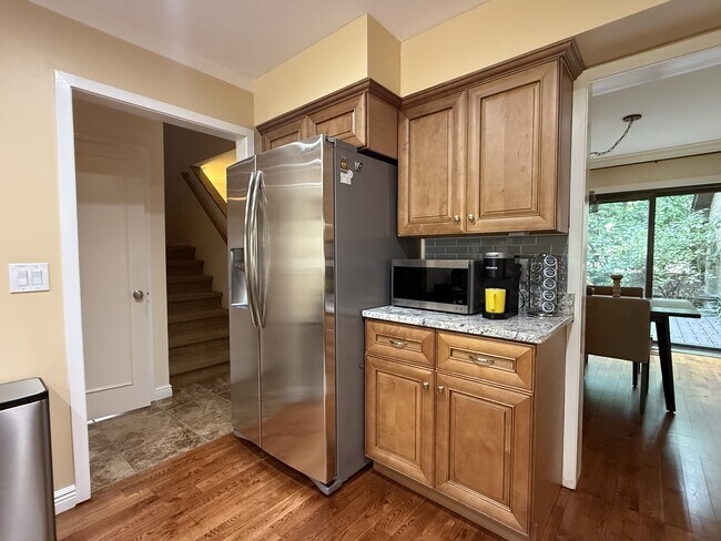 Building Photo - 772 Greenhills Dr