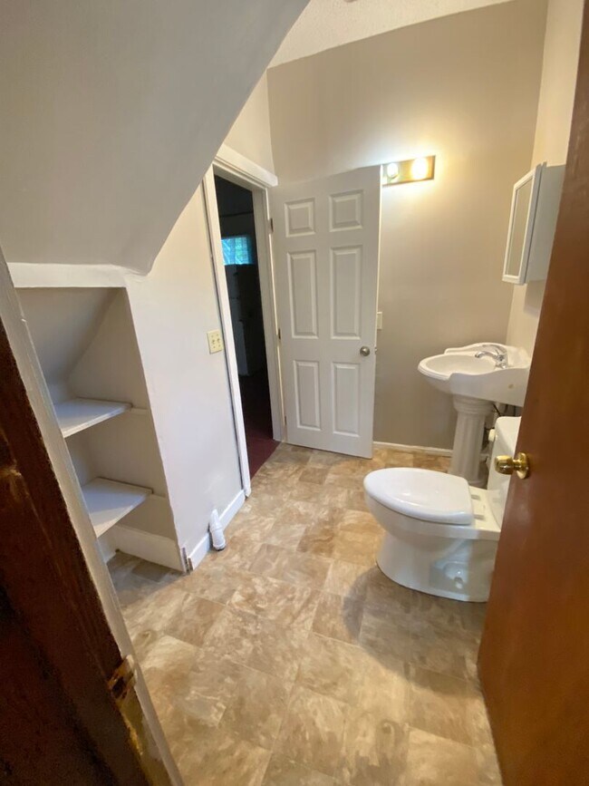 Building Photo - 4 Bdr/2Bath Spacious Home Available