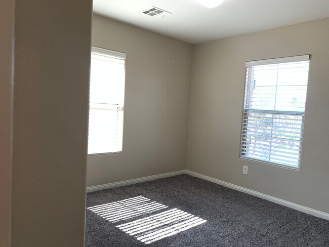 Building Photo - 3 Bedroom House in gated community