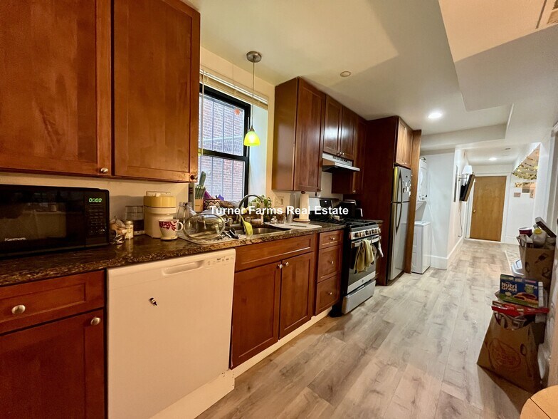 Building Photo - 64 Louis Prang St