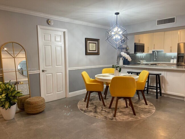 Building Photo - 3701 N Country Club Dr