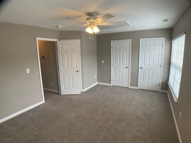 Building Photo - 3 Bed, 3.5 Bath Townhome with Garage!
