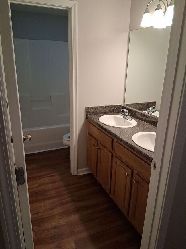 Building Photo - 2 Blocks from UT Law School - 3bd/2ba with TWO PARKING SPOTS Available for FALL 2026!