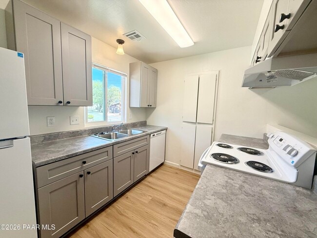 Building Photo - 566 Lincoln Ave