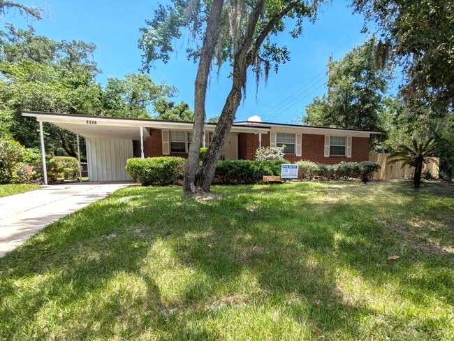 Primary Photo - Adorable 3/2 with updated kitchen and full...