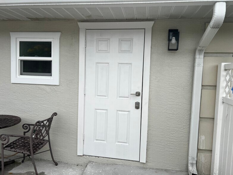 Entry - 12848 SW 77th Cir