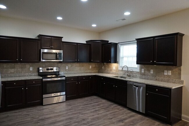 Building Photo - 3 Bedroom 2 Full Bathroom w/ Bonus Room located in The Preserves at Tidewater, Sneads Ferry!