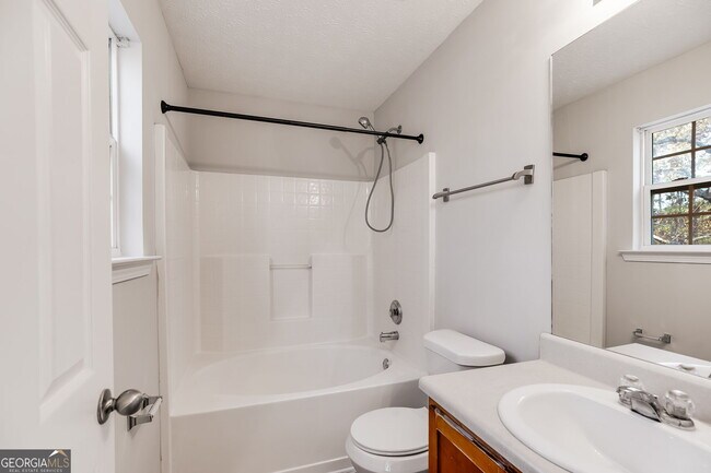 Building Photo - 18 Twin Oaks Ln