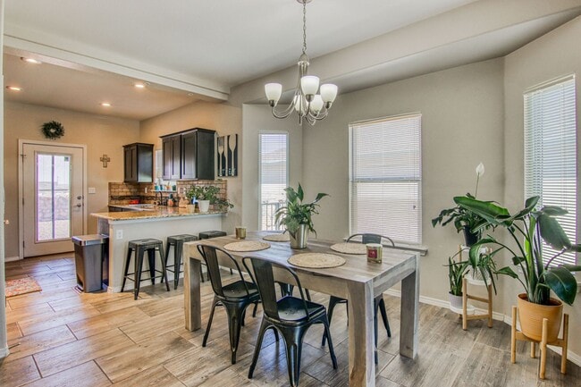 Building Photo - Beautiful Modern & Contemporary House 3 beds-2 baths in 79932