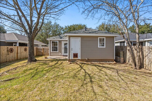 Building Photo - 605 Westchase Ct S