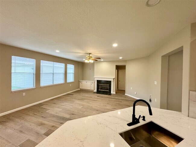Building Photo - 16519 Village View Trail