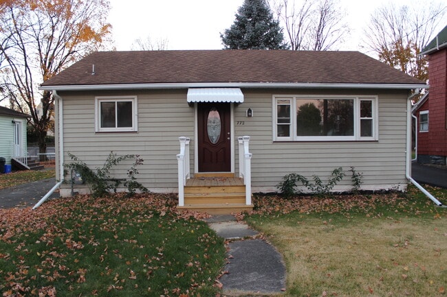 Building Photo - 772 Southport St