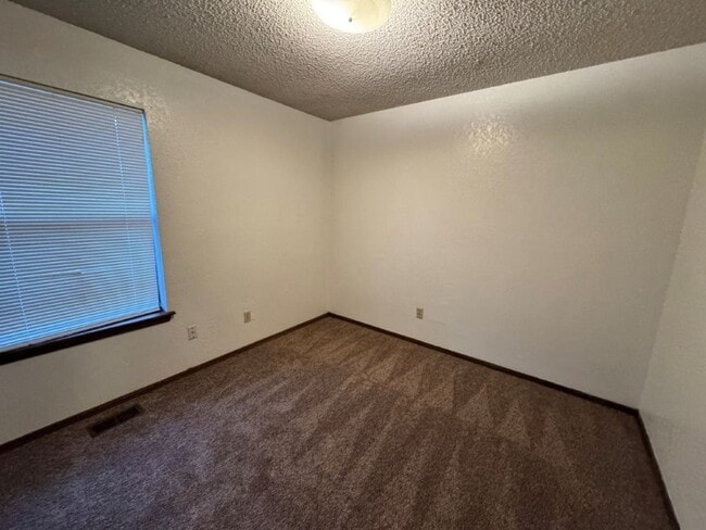 Building Photo - 2 bed 2 bath duplex refreshed with new flooring and bathroom countertops and paint, spacious and ...