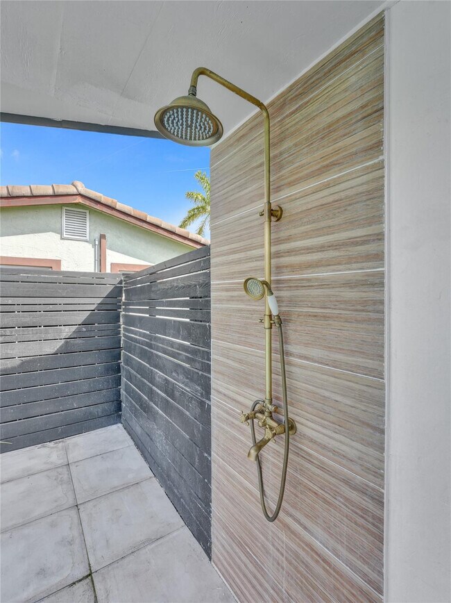 Building Photo - 5501 NE 18th Terrace