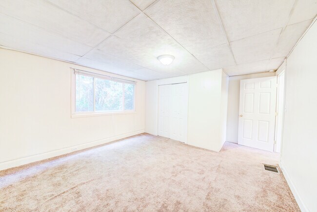 Building Photo - Available August 2024 - 3 Bedroom Home w/ ...
