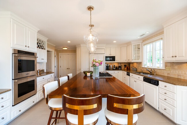 Building Photo - 3 Barclay Sq